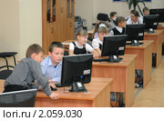 Школьники в компьютерном классе (2010 год). Редакционное фото, фотограф Вячеслав Палес / Фотобанк Лори