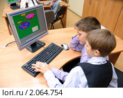 Ребята рисуют на компьютере (2010 год). Редакционное фото, фотограф Вячеслав Палес / Фотобанк Лори