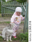 Маленькая девочка гладит кота (2010 год). Редакционное фото, фотограф Денис Шароватов / Фотобанк Лори