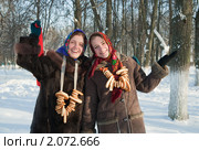 Две девушки празднуют масленицу. Стоковое фото, фотограф Яков Филимонов / Фотобанк Лори
