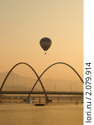 Рассвет. Мост, река и взлетающий воздушный шар (2006 год). Стоковое фото, фотограф Ольга Липунова / Фотобанк Лори