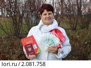 Женщина держит в руках атлас мира, заграничный паспорт и деньги. Стоковое фото, фотограф Ольга Линевская / Фотобанк Лори
