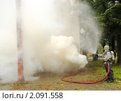 Пожарный осаждает облако хлора после взрыва на хлорохранилище водозабора. Стоковое фото, фотограф Анна Мартынова / Фотобанк Лори