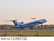 Самолет Ту-154М (бортовой RA-85784) авиакомпании "Колавиа" вылетает из Домодедово (2010 год). Редакционное фото, фотограф Alexei Tavix / Фотобанк Лори