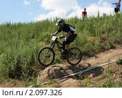 Соревнования по даунхиллу (2010 год). Редакционное фото, фотограф Артем Поваров / Фотобанк Лори