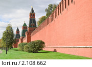 Кремлевская стена. Вид на башни: Вторая Безымянная, Первая Безымянная, Тайницкая (2010 год). Стоковое фото, фотограф Алёшина Оксана / Фотобанк Лори