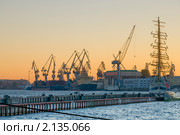 Нева. Санкт-Петербург. Вечером (2010 год). Редакционное фото, фотограф Александр Алексеев / Фотобанк Лори