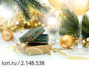 Новогодние подарки и ёлочные украшения. Стоковое фото, фотограф Лисовская Наталья / Фотобанк Лори