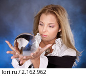 Молодая женщина с хрустальным шаром. Стоковое фото, фотограф Gennadiy Poznyakov / Фотобанк Лори