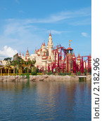 Сказочный замок Шрека парке развлечений Universal Studios Singapore (2010 год). Редакционное фото, фотограф SevenOne / Фотобанк Лори