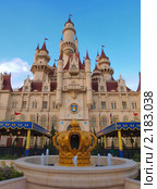Сказочный замок Шрека в парке развлечений Universal Studios Singapore (2010 год). Редакционное фото, фотограф SevenOne / Фотобанк Лори