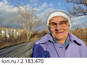 Радостная, пожилая женщина в очках ,смотрит прямо в объектив ,фон дорога,осень. Стоковое фото, фотограф Константин Бабенко / Фотобанк Лори