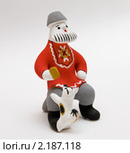 Каргопольская глиняная игрушка. Мужичок с собачкой (2010 год). Редакционное фото, фотограф Румянцева Наталия / Фотобанк Лори