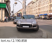Porsche Cayenne (Порше кайен), припаркованный на тротуаре на Тверской улице (2010 год). Редакционное фото, фотограф Алёшина Оксана / Фотобанк Лори