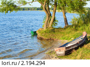 Лодка у берега озера. Стоковое фото, фотограф Юрий Брыкайло / Фотобанк Лори