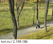 Женщина,идущая по парку (2010 год). Редакционное фото, фотограф Людмила Банникова / Фотобанк Лори