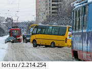 Нарушение правил дорожного движения. Автомобили перегородили трамвайные пути. Пробка. (2010 год). Редакционное фото, фотограф Александр Тарасенков / Фотобанк Лори