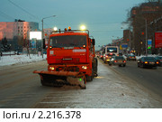 Работа снегоуборщика в сумерках. Город Тюмень (2010 год). Редакционное фото, фотограф Анатолий Матвейчук / Фотобанк Лори