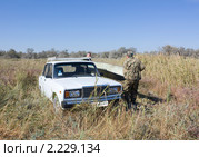 Рыбаки снимают лодку с багажника (2010 год). Редакционное фото, фотограф Олег Хархан / Фотобанк Лори