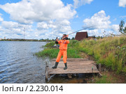Рыбак делает заброс (2009 год). Редакционное фото, фотограф Алёшина Оксана / Фотобанк Лори