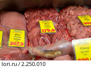 Витрина магазина с мясной продукцией (2010 год). Редакционное фото, фотограф Сергей Лаврентьев / Фотобанк Лори