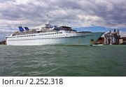 Круизный лайнер "Orient queen" прибывает в Венецию (2010 год). Редакционное фото, фотограф Сергей Якуничев / Фотобанк Лори