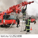 Подсоединение пожарного рукава к стреле пожарного крана "Liebherr" (2010 год). Редакционное фото, фотограф Алёшина Оксана / Фотобанк Лори