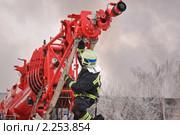 Подсоединение пожарного рукава к стреле пожарного крана "Liebherr" (2010 год). Редакционное фото, фотограф Алёшина Оксана / Фотобанк Лори