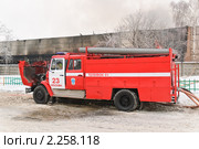 Пожарная автоцистерна ЗиЛ-433362 с открытым капотом (2010 год). Редакционное фото, фотограф Алёшина Оксана / Фотобанк Лори