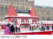 Каток на Красной площади перед зданием ГУМа. Москва (2011 год). Редакционное фото, фотограф E. O. / Фотобанк Лори