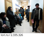 Очередь для оформления загранпаспорта (2011 год). Редакционное фото, фотограф Александр Подшивалов / Фотобанк Лори