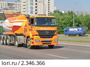 Седельный тягач «Мерседес-Бенц Аксор 1835LS» и полуприцеп-цементовоз ТЦ-21.9 (2010 год). Редакционное фото, фотограф Алёшина Оксана / Фотобанк Лори