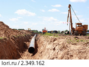 Рабочие прокладывают газопровод около пос.Черкизово Московской области (2010 год). Редакционное фото, фотограф Alechandro / Фотобанк Лори