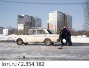 Мужчины толкают старые "Жигули"на морозе (2011 год). Редакционное фото, фотограф Сайганов Александр / Фотобанк Лори