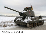 Танк Т-34 - имитация, собран на базе современного бронетранспортера для участия в реконструкции боевых действий (2008 год). Редакционное фото, фотограф Литвяк Игорь / Фотобанк Лори