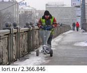 Рабочий посыпает антигололедные реагенты на Большом Каменном мосту. Москва (2011 год). Редакционное фото, фотограф lana1501 / Фотобанк Лори