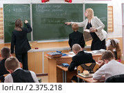 Учитель и два ученика на уроке у школьной доски (2011 год). Редакционное фото, фотограф Федор Королевский / Фотобанк Лори