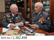 Ветераны войны Василий Сергеевич Куц и Иван Илларионович Белашко (2010 год). Редакционное фото, фотограф Free Wind / Фотобанк Лори