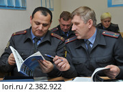 Сотрудники милиции изучают нововведения в законе (2010 год). Редакционное фото, фотограф Free Wind / Фотобанк Лори