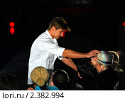 Алексей Ягудин. Шуточный танец с шляпой. Проект "Лед и пламень". (2011 год). Редакционное фото, фотограф Чернышева Лариса / Фотобанк Лори