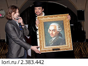 Киркоров Филипп Бедросович со своим портретом (2011 год). Редакционное фото, фотограф Андрей Дегтярёв / Фотобанк Лори
