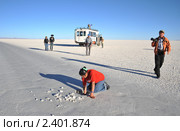 Добывание кристаллов соли на солончаке Уюни (2010 год). Редакционное фото, фотограф Free Wind / Фотобанк Лори