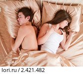 Молодые люди спят, отвернувшись друг от друга. Стоковое фото, фотограф Валерия Лузина / Фотобанк Лори