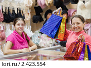 Счастливая женщина с покупками в магазине. Стоковое фото, фотограф Яков Филимонов / Фотобанк Лори