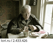 Пенсионер в деревенском доме (2009 год). Редакционное фото, фотограф Нина Ефремова / Фотобанк Лори