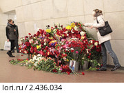 Москва, цветы на станции метро "Лубянка" в память погибших при терактах 29 марта 2010 года (2011 год). Редакционное фото, фотограф Игорь Долгов / Фотобанк Лори