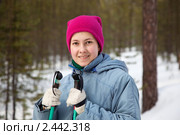 Молодая девушка на лыжной прогулке. Стоковое фото, фотограф Александр Новиков / Фотобанк Лори