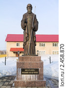 Поселок Борисоглебский. Памятник преподобному Александру Пересвету. Ярославская область (2011 год). Редакционное фото, фотограф Сергей Лаврентьев / Фотобанк Лори