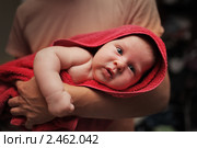 Ребенок в полотенце лежа на отцовской руке. Стоковое фото, фотограф Константин Сутягин / Фотобанк Лори