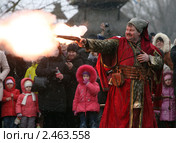 Участник военно-исторического клуба стреляет из пистоли (2011 год). Редакционное фото, фотограф Виктор Филиппович Погонцев / Фотобанк Лори